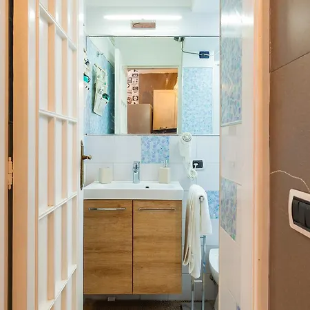 Borgo S. Antonio Abate I - Bh 89 * Naples